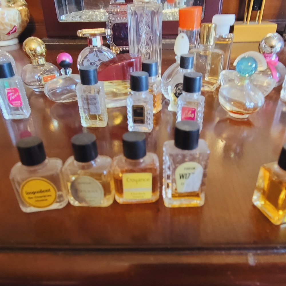 Elegant Mini Perfume Bottle Collection - Picture 6 of 7